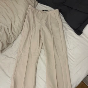 Beige kostymbyxor  - Jag säljer dessa beige kostymbyxorna som endast är använda en gång. Jätte sköna o jätte fina 