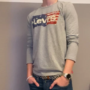 Långärmad Levi’s Tröja - 🔺Helt oanvänd Levi’s tröja som är ny! 🔺Skick 10/10 🔺Nypris: 400kr 🔺Vårtpris: 199kr (Priset kan diskuteras) 📢Kom DM om ni undrar något!💬 