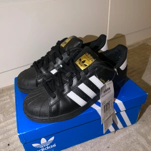 Adidas superstars  - Säljer mina adidas superstars då jag inte fått nån användning av dom. Ändats testade och har original förpackning och prislappen på. Köpta på addidas hemsida för 949kr. Pris kan diskuteras privat 
