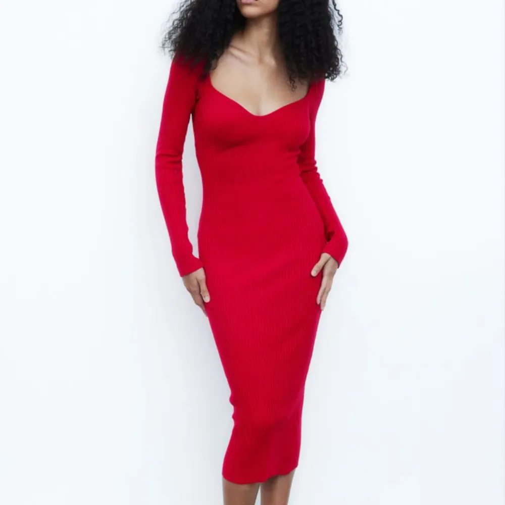 Säljer min fina röda klänning som bara är använd 1 gång❤️. Klänningar.