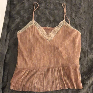 Snygg topp  - Säljer denna jätte snygga populära topp från zara. Passar till allt å jätte fin färg. Passar mej som vanligen har S/M