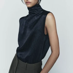 Zara topp - Kortärmad svart topp. Använd en gång för ett fotoprojekt så i princip i nyskick! Storlek S