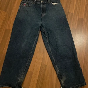 Bigboys  - Blåa big boys i storlek xl med gammla loggan. Väll använda, med lite skador vid foten. Bekväma och over size men lite mindre i midjan.