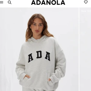 Huvtröja  - Säljer min populära hoodie från märket adanola, då den inte längre kommer till användning. Huvtröjan är i använt skick men är fortfarande i väldigt bra kvalite!!🥰 (Nypris ca 1000 + frakt)