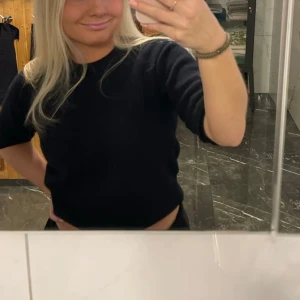 Stickad t-shirt  - Stickad svart t-shirt köpt på zara förra året, använd ett fåtal gånger så skicket är väldigt bra 