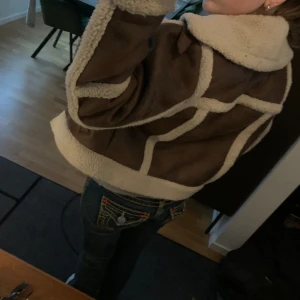 Skinn jacka (fake skinn)  - Säljer då den tyväär inte är min stil längre, kontakta gärna ifall du har några frågor ❤️