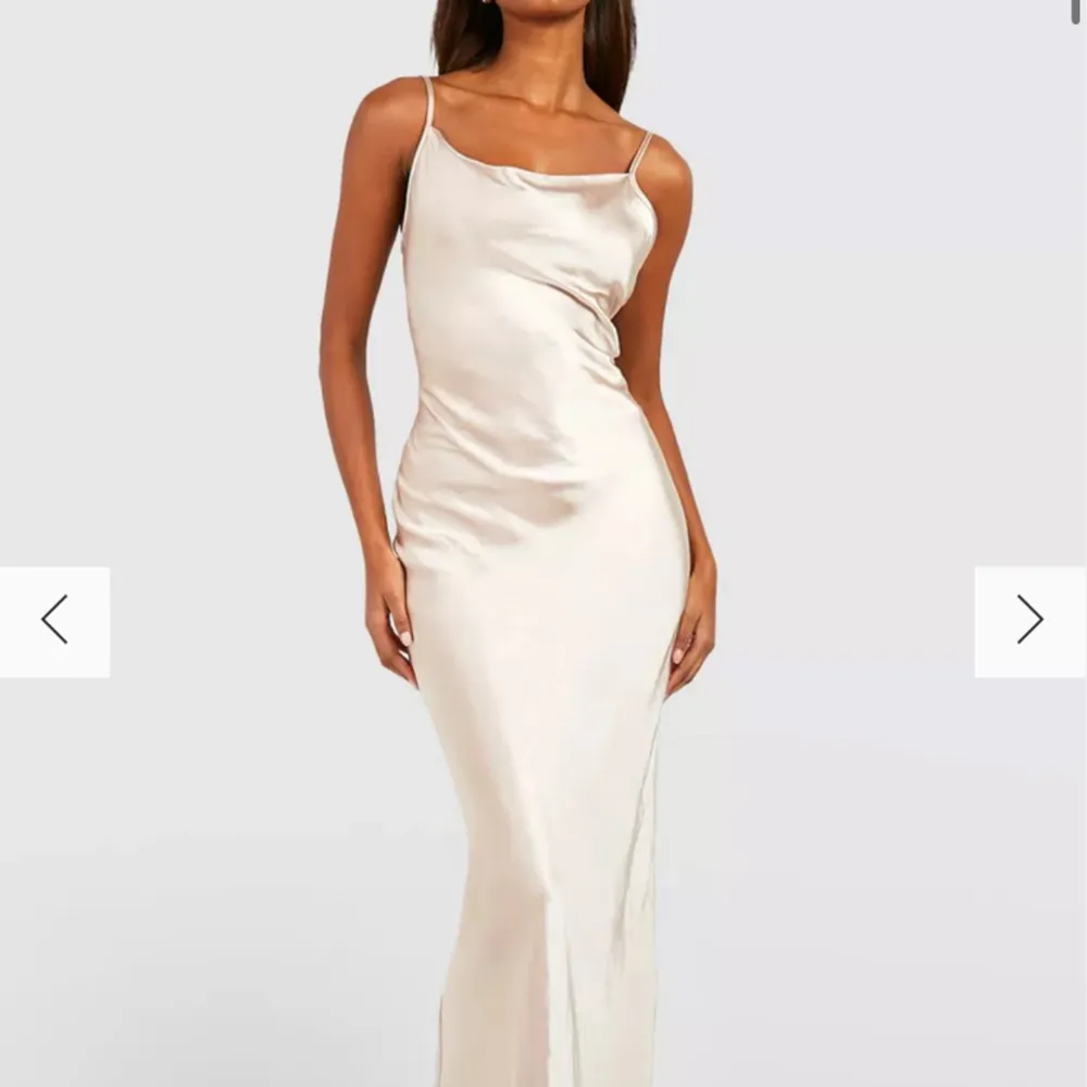 Säljer denna klänningen som jag tänkte ha till balen men hittade en annan. Den är endast testad. Skriv för fler bilder💗. Klänningar.