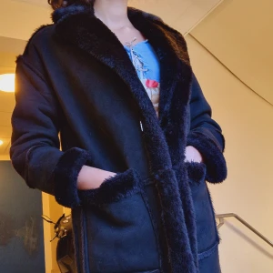 Fluffig fuskpäls kappa mocha - Dags att sälja denna jackan som är oanvänd. Den har varit i mitt skåp o tagit så mkt plats. Passar S-L gäller på hur man vill att den ska sitta då den är ganska oversized. Insidan är fodrad och även fickorna. Går att köpa nu.