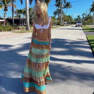(Lånade bilder) Säljer denna långa kjolen från zara! 💞Hör av dig om du vill ha fler bilder.