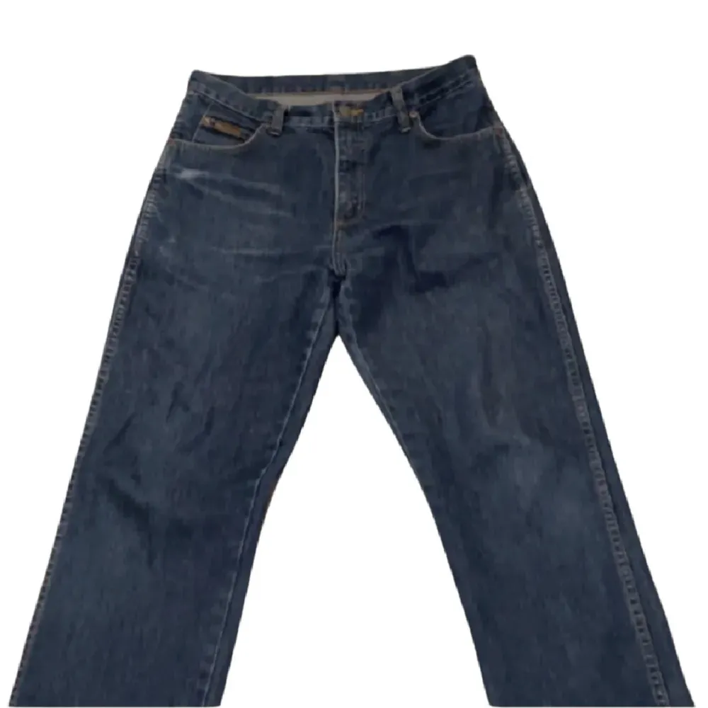 Säljer dessa vintage denim jeans!  Dark denim passar iprincip till allt och de sitter inte som korvskinn.  De är i väldigt bra skick.. Jeans & Byxor.