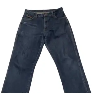 Säljer dessa vintage denim jeans!  Dark denim passar iprincip till allt och de sitter inte som korvskinn.  De är i väldigt bra skick.