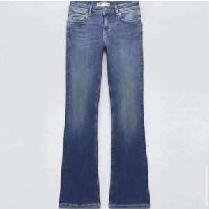 Super fina jeans från zara💗 Har ett hål längst ner på jeansen.