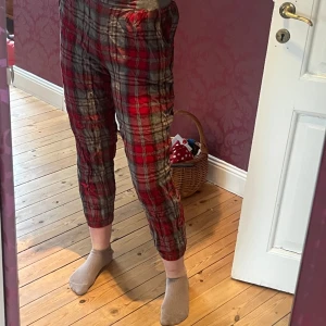 Rutiga pyjamasbyxor - Bra skick, använda men helt hela och rena.