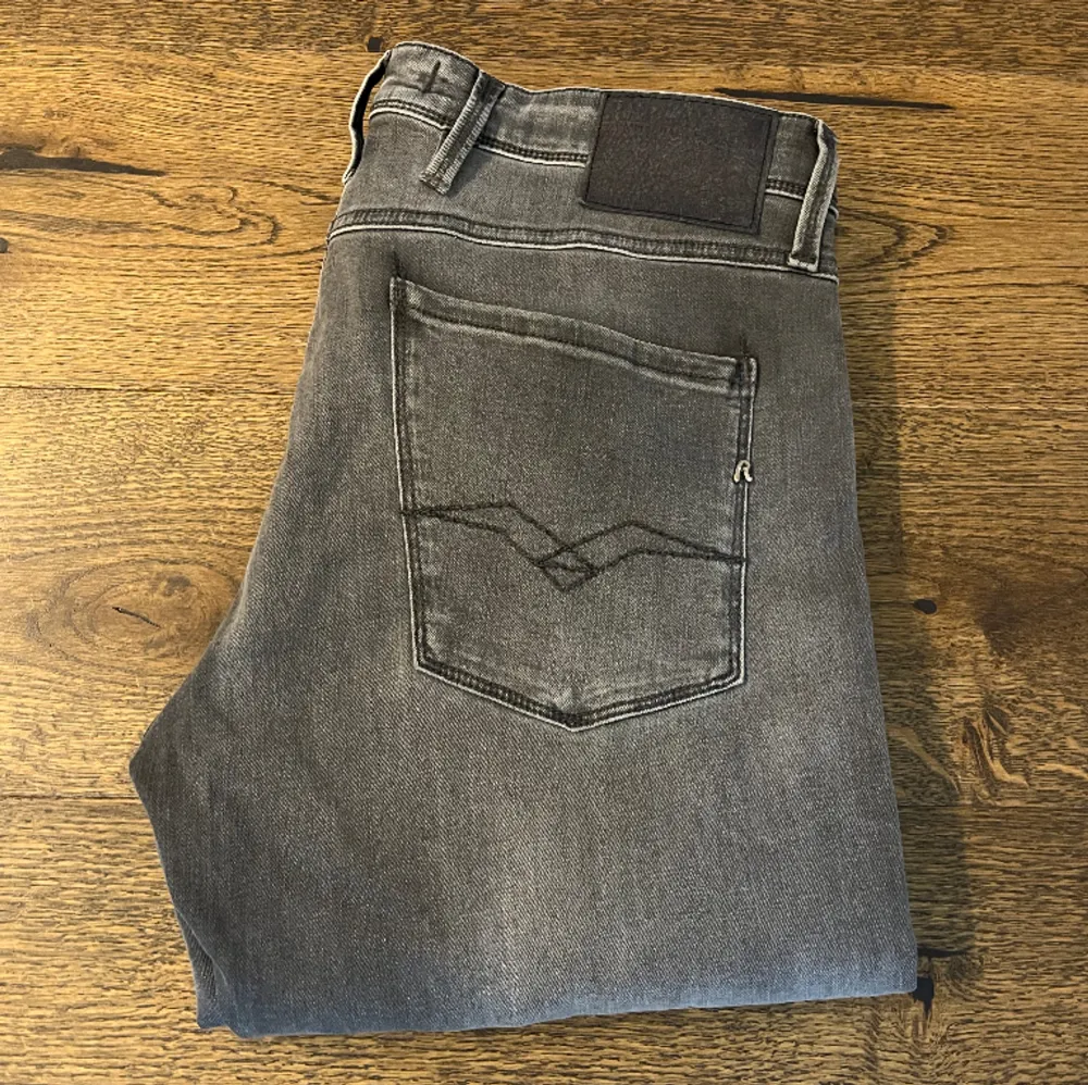 Säljer dessa gråa slim jeans från replay i storlek 32/32. Jeansen är i bra skick 9/10. Skriv om du har några frågor. Pris kan diskuteras vid snabb affär.. Jeans & Byxor.
