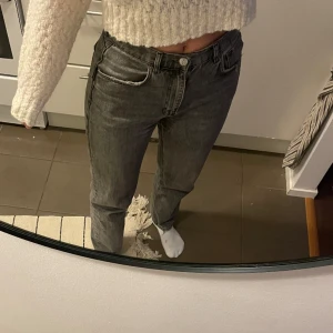 Gråa jeans  - Säljer ett par gråa lågmidjade jeans från Gina Tricot✨