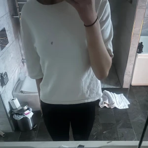 Vit stickad t-SHIRT - super gullig stickad nu till våren!! Inga defekter eller nopper på tröjan!! Den är lite beige/vit eller bone färg!!