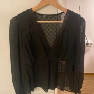 Stilren zara topp  - En jätte fin och stilren zara blus, passar till ungefär allt.💕