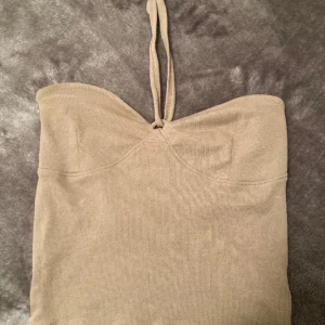 ginatricot topp - säljer denna topp från Gina, storlek M men passar jätte bra om du har storlek Xs/s❤️