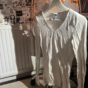 En U neck top ⭐️ - En U neck top som är i bra skick/ jag köpte den ungefär för 2 år sen/den passar nog storlekar upp till large för den är så stretchig / iaf är den för stor på mig så det skulle nog vara bra om någon annan som skulle vilja ha den får den /billig 