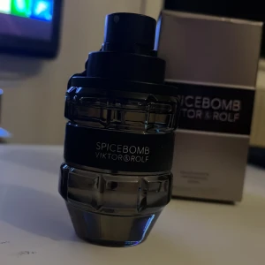 Spicebomb edt Victor&Rolf - Hej säljer den här spicebomb parfymen knappt använd som har blivit sprayad ca 10 gånger  Ny pris 700 Mitt pris 400  Kan diskutera pris vid snabb affär 