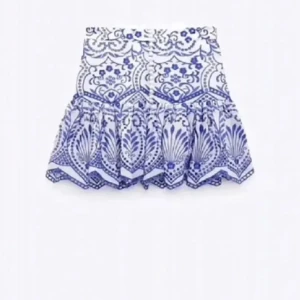 zara kjol - jätte fin kjol säljer den för att det inte går till användning. dragkedjan är lite trög och just nu sitter fast