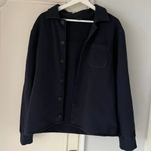 Overshirt - Mörkblå overshirt i storlek M säljes - snygg och i gott skick.