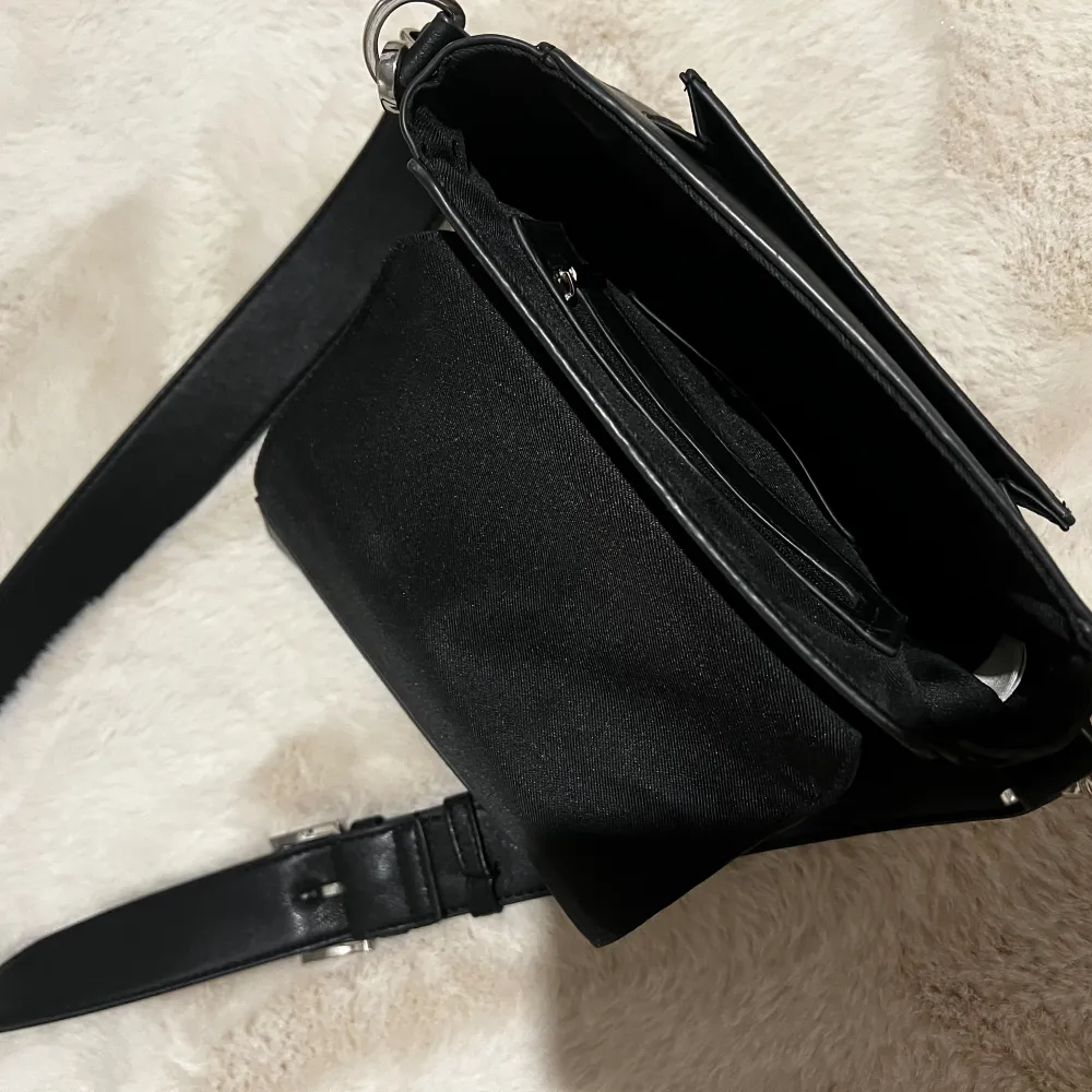 Säljer denna fina svarta väska från Carin Wester. Använd fåtal gånger ☺️. Väskor.