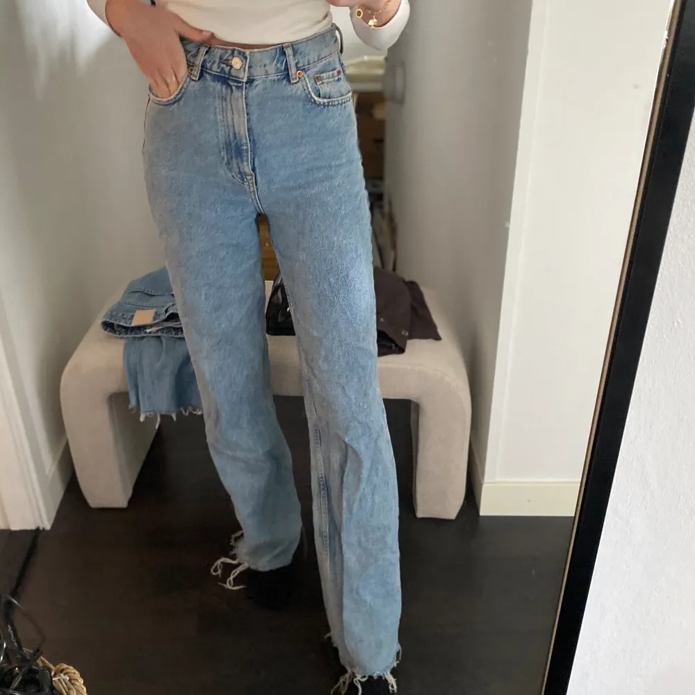 Zara jeans, raka i modellen. Funkar för TALL jag har 85 i beninnerlängd och de är perfekta på mig och någon cm längre. Men kan klippas av och så kan man anpassa till sin längd då dom är sydda raka och utan kant där nere. Jag är 174 för referens. . Jeans & Byxor.