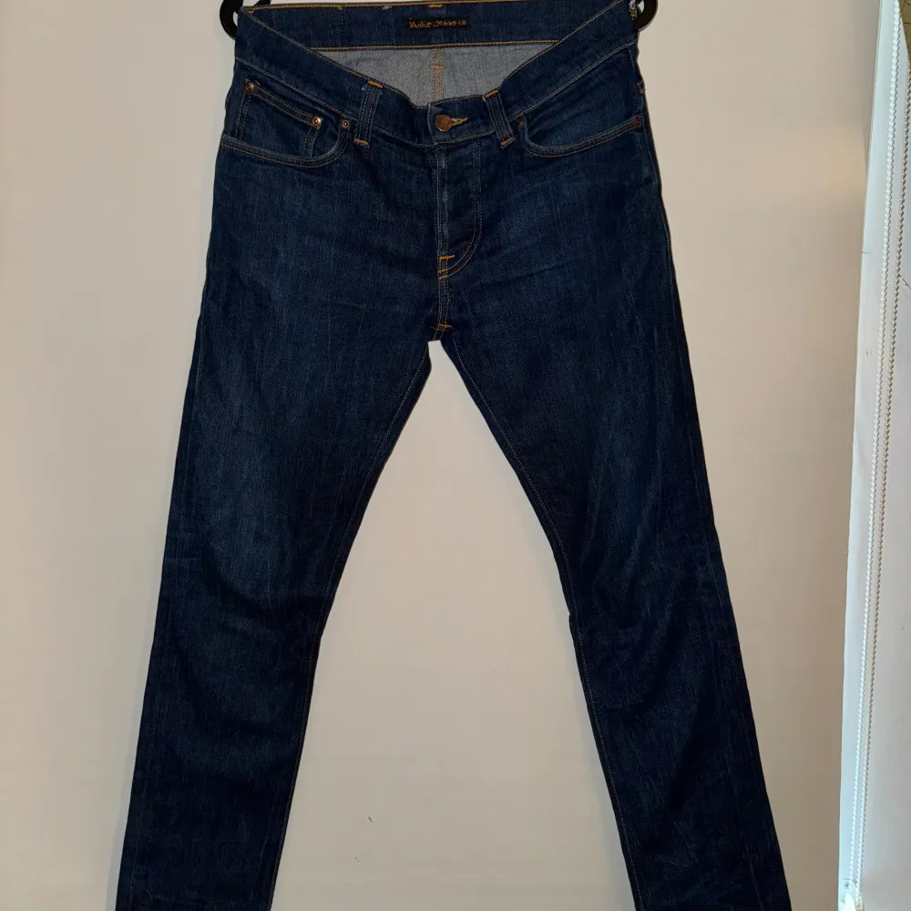 Jätte snygga nudie jeans i väldigt eftertraktad modell Grim Tim. Passformen är slim fit och skicket är 9.5/10 har haft på de 2 gånger. Ny pris ligger runt 1600. Storlek W32 L32. Jeans & Byxor.