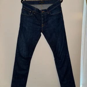 Nudie jeans Grim Tim - Jätte snygga nudie jeans i väldigt eftertraktad modell Grim Tim. Passformen är slim fit och skicket är 9.5/10 har haft på de 2 gånger. Ny pris ligger runt 1600. Storlek W32 L32