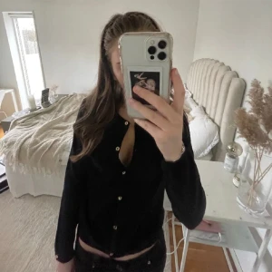 Svart kofta med guldknappar - As snygg kofta med guldknappar❤️‍🔥köpt i en liten butik i new york för runt 500kr. (Minns ej butikens namn) har så många koftor så därför måste ja tyvärr sälja!