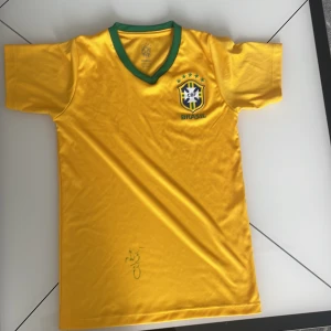 Brasilien tröja - Hej säljer min brasilien tröja direkt från Brasilien och det är med en brasiliansk fotbollsspelares autograf, pris kan diskuteras😁