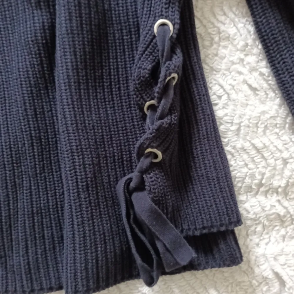 Säljer denna super fina marinblåa tröjan. Den är stickad och har metall degaljer på sidorna. Samt en knut så att man kan välja hur öppet man vill ha den. Den är i ett jätte bra skick och har bara använts ett fåtal gånger.. Tröjor & Koftor.