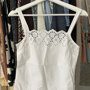 Vitt linne - Vitt supergulligt linne, knappt använt