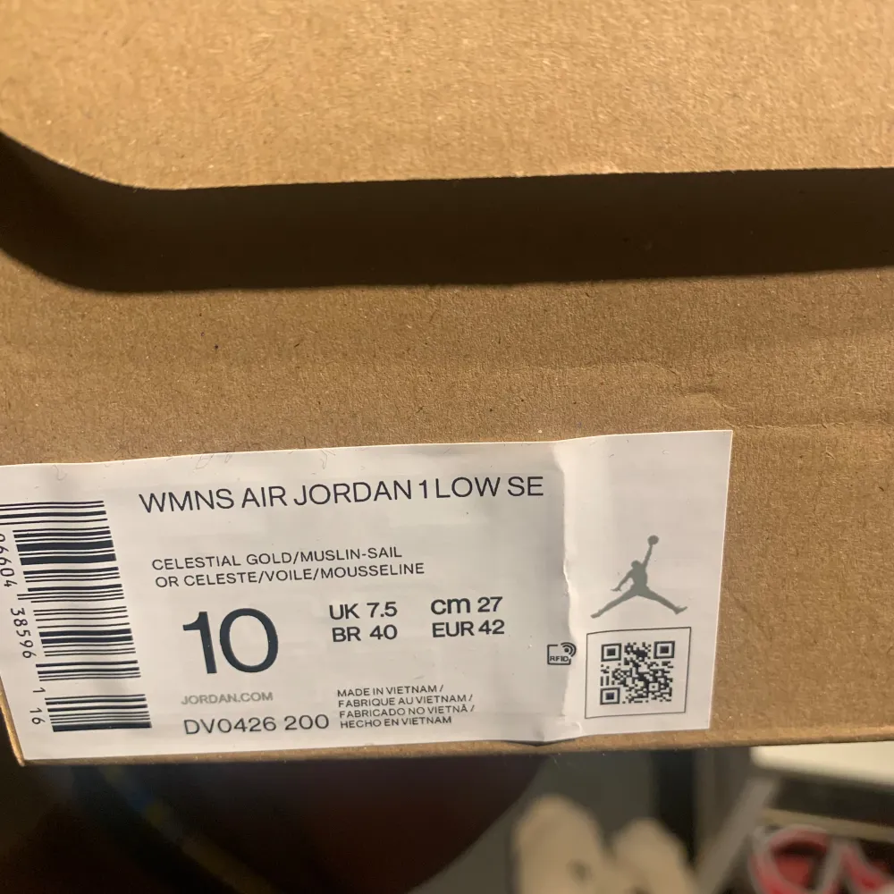 Säljer Jordan 1 Low size 10 uk 7.5 unisex pga de inte passade säljer vidare nu. Kan tänka mig sälja vidare vid snabbaffär. Cond 10/10. Skor.