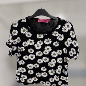 Magtröja - Jättefin blommig crop top från Boohoo i storlek 40! Jätteskön och fin till sommaren!! 