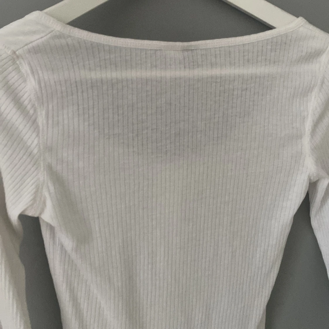 långärmad vit tröja med knappar från H&M🙏 - 90