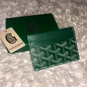 Säljer en goyard plånbok i färgen grön!! Mycket bra skicka och ej använd. Skriv för mer info/bilder