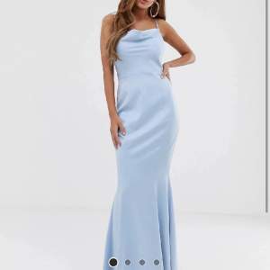 Väldigt vacker klänning i ljusblått sidentyg, använd en gång på bal och därefter kemtvättad. Därför väldigt bra skick, är köpt för 750 här på plick med lappen kvar!
