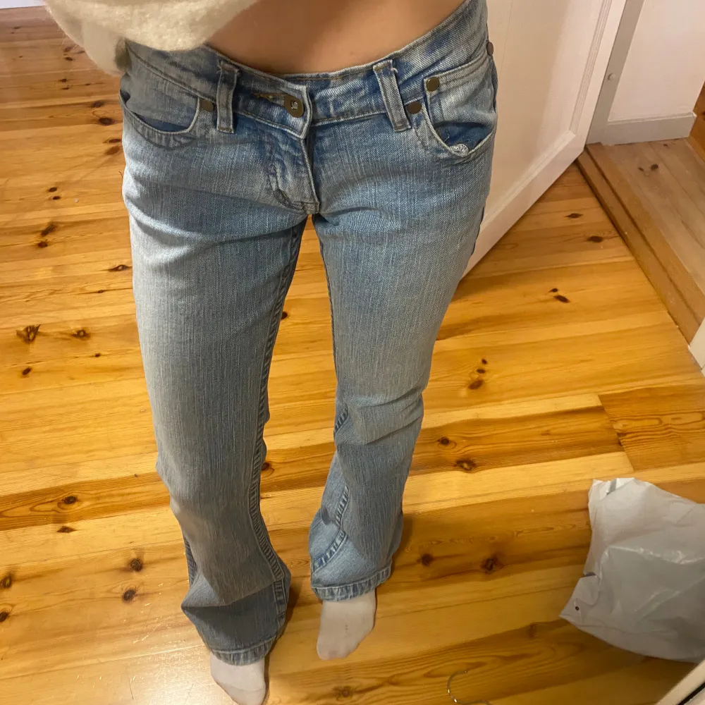 Lågmidjade flare jeans i ljudblå färg. Två små fläckar men syns it alls mycket🤗 Midja 32cm , Innerbenslängden 80cm❣️. Jeans & Byxor.