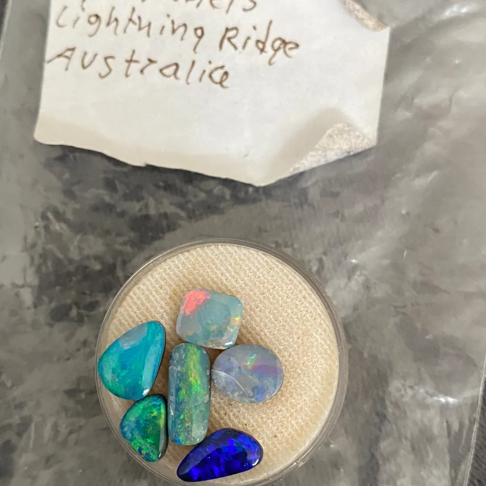 Äkta Opal kristaller köpta från Australien, Lightning Ridge (Buda buda buda). Övrigt.