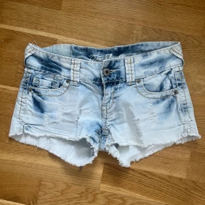 Lågmidjade shorts - Jättefina sommarshorts!  Midjemått på 38cm💘
