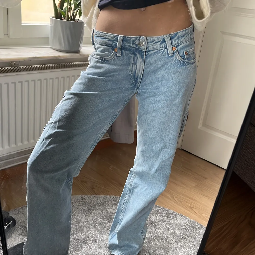 Säljer mina lågmidjade straight jeans från weekday i modellen ”arrow” då de inte längre är min stil❤️ tveka inte på att ställa frågor❤️. Jeans & Byxor.