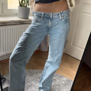 Säljer mina lågmidjade straight jeans från weekday i modellen ”arrow” då de inte längre är min stil❤️ tveka inte på att ställa frågor❤️