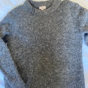 Mörkgrå stickad tröja från H&M - Storlek M, liten i storleken passar S! 