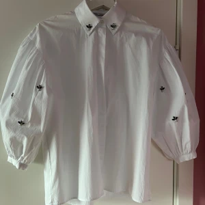 Zara skjorta - Jättefin skjorta ifrån Zara som säljs pga den använts inte. Jätte bra skick och aldrig använts