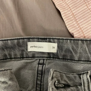 grå jeans - gina tricot - säljer för dom är lite för små. använt fåtal gånger och är i bra skick💕 