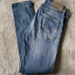 Säljer nu dessa feta Replay Jeans i modellen Anbass. Sitter riktigt bra och är sparsamr använda, inga defekter. Kom dm för fler bilder🤙🏿