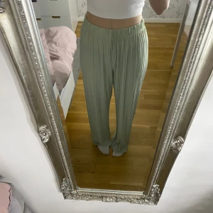 Byxor - Ljusgröna byxor från Gina tricot i fint skick, endast använda en gång Storlek M Långa i benen (jag är 174)