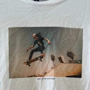 T-shirt med skate tryck